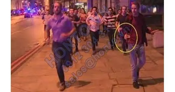 Người cầm bia trở thành biểu tượng thách thức khủng bố