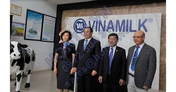 Phó Thủ tướng Lào thăm và làm việc với Vinamilk